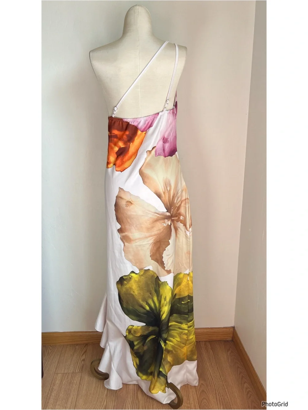 One shoulder Floral Ruffle Dress Medium - Picture 2 of 3